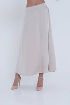 ميكا تنورة ميدي ناعمة واسعة بمطاط في الخلف