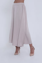 ميكا تنورة ميدي ناعمة واسعة بمطاط في الخلف