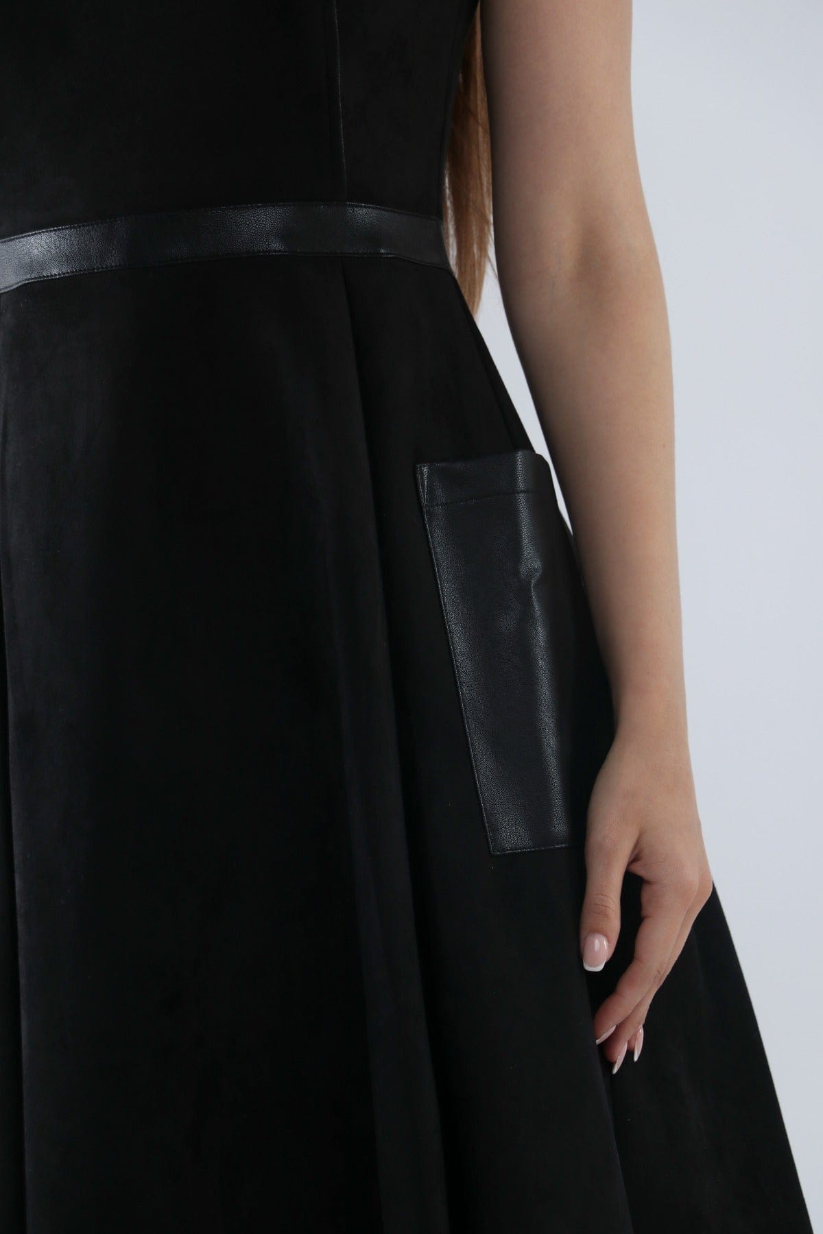 ميكا فستان ميدي بدون أكمام مخصر مزين بجيوب