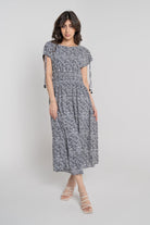 ميكا فستان ميدي بدون أكمام بنمط مشبح بياقة دائرية أوف وايت