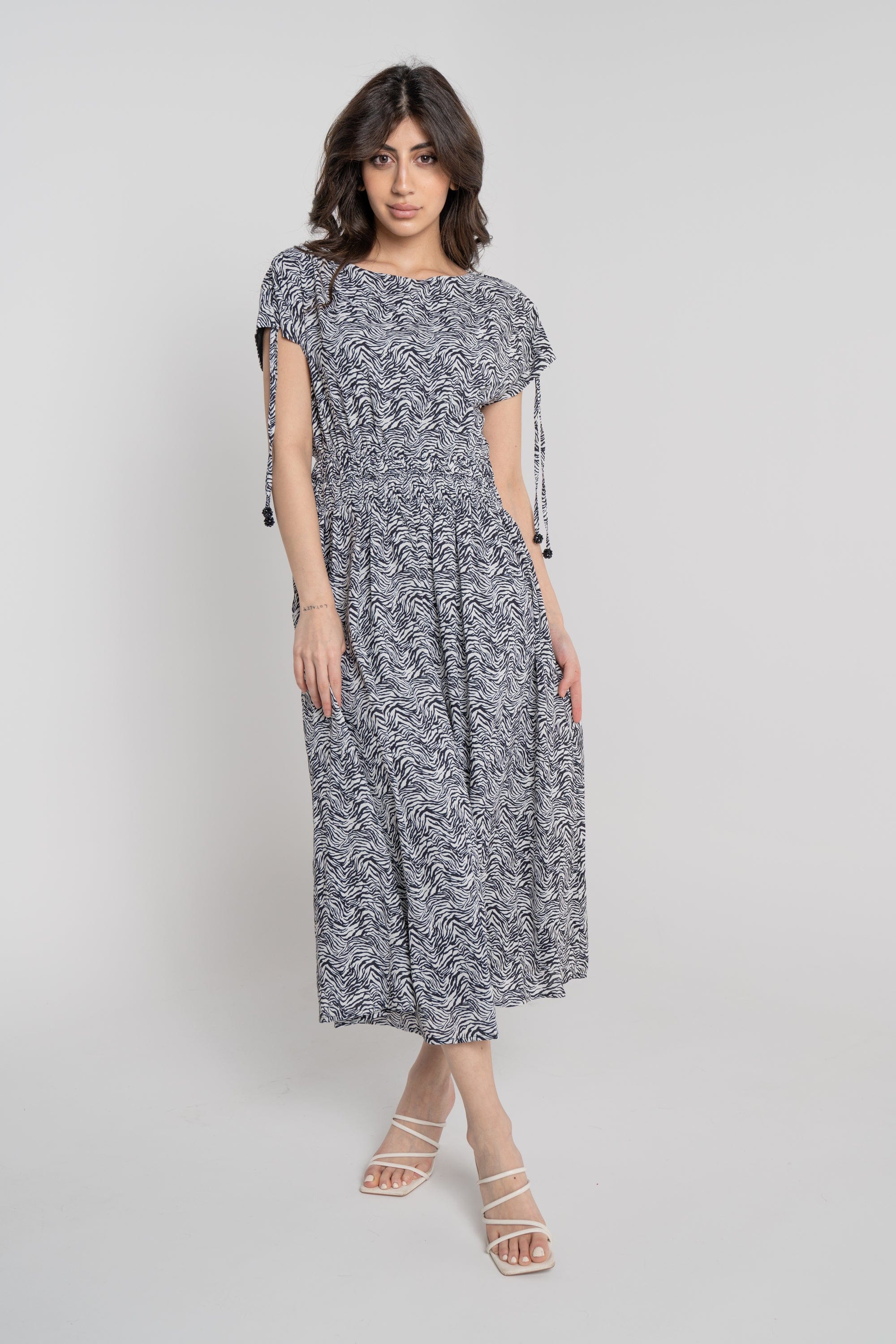 ميكا فستان ميدي بدون أكمام بنمط مشبح بياقة دائرية أوف وايت