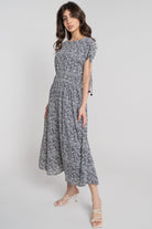 ميكا فستان ميدي بدون أكمام بنمط مشبح بياقة دائرية أوف وايت