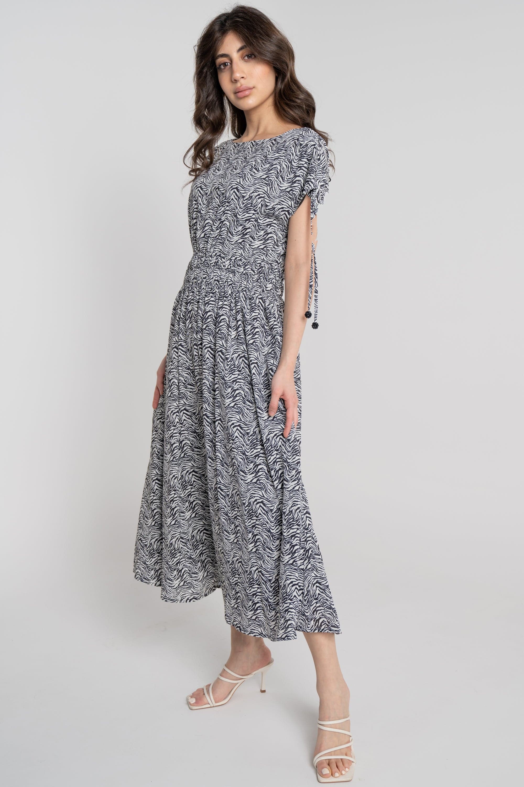 ميكا فستان ميدي بدون أكمام بنمط مشبح بياقة دائرية أوف وايت