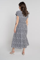 ميكا فستان ميدي بدون أكمام بنمط مشبح بياقة دائرية أوف وايت