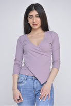 ميكا بلوزة لف مضلعة لفتحة صدر V بأكمام 3/4
