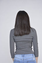 ميكا بلوزة لف مضلعة لفتحة صدر V بأكمام 3/4