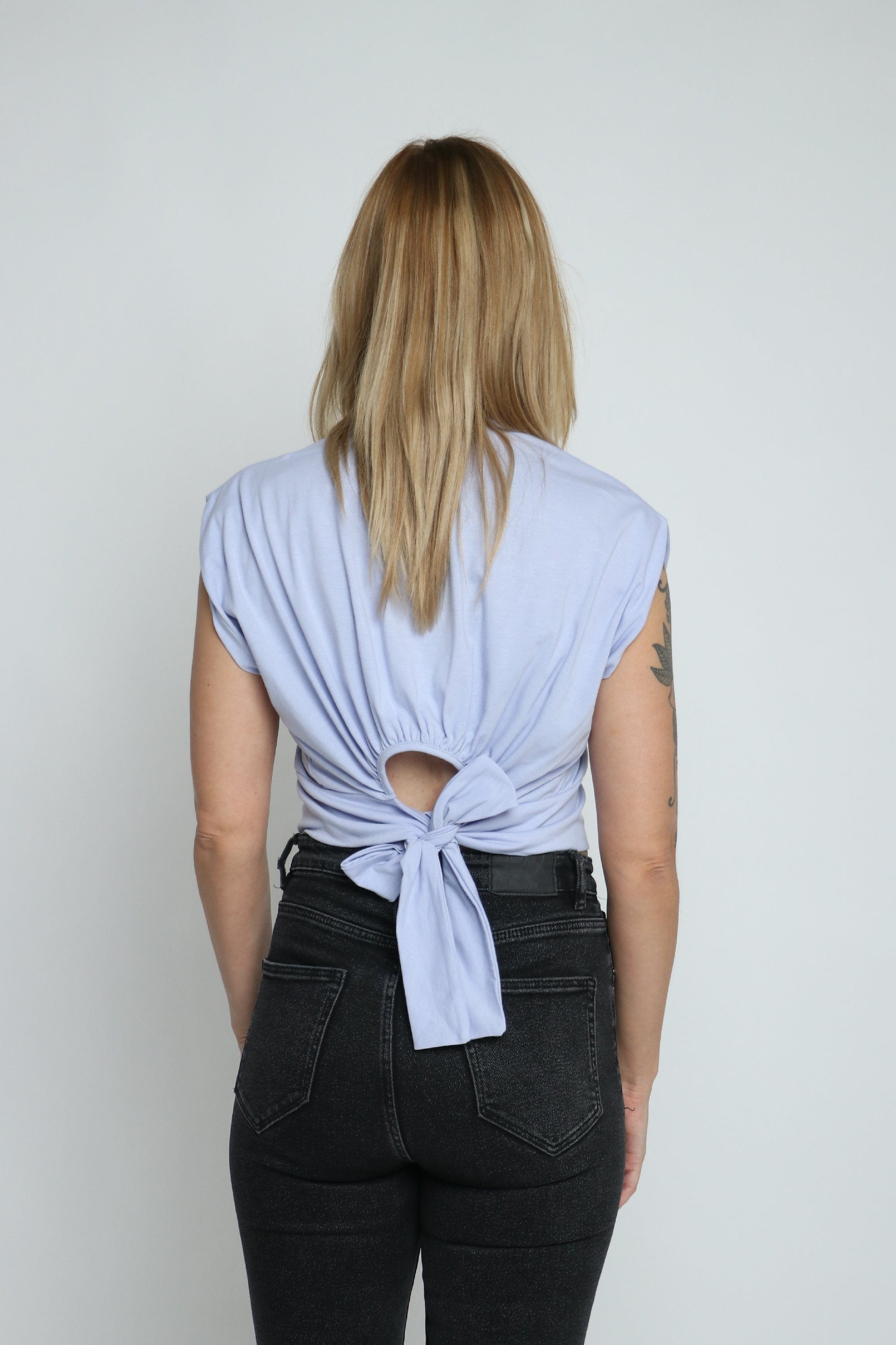 ميكا بلوزة سادة قصيرة مخصرة واسعة كم قصير نسائي