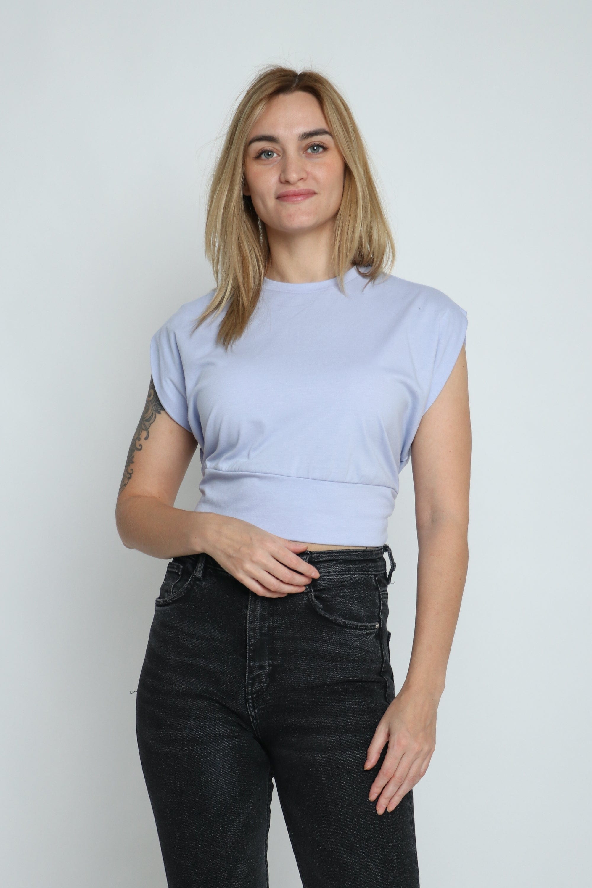 ميكا بلوزة سادة قصيرة مخصرة واسعة كم قصير نسائي