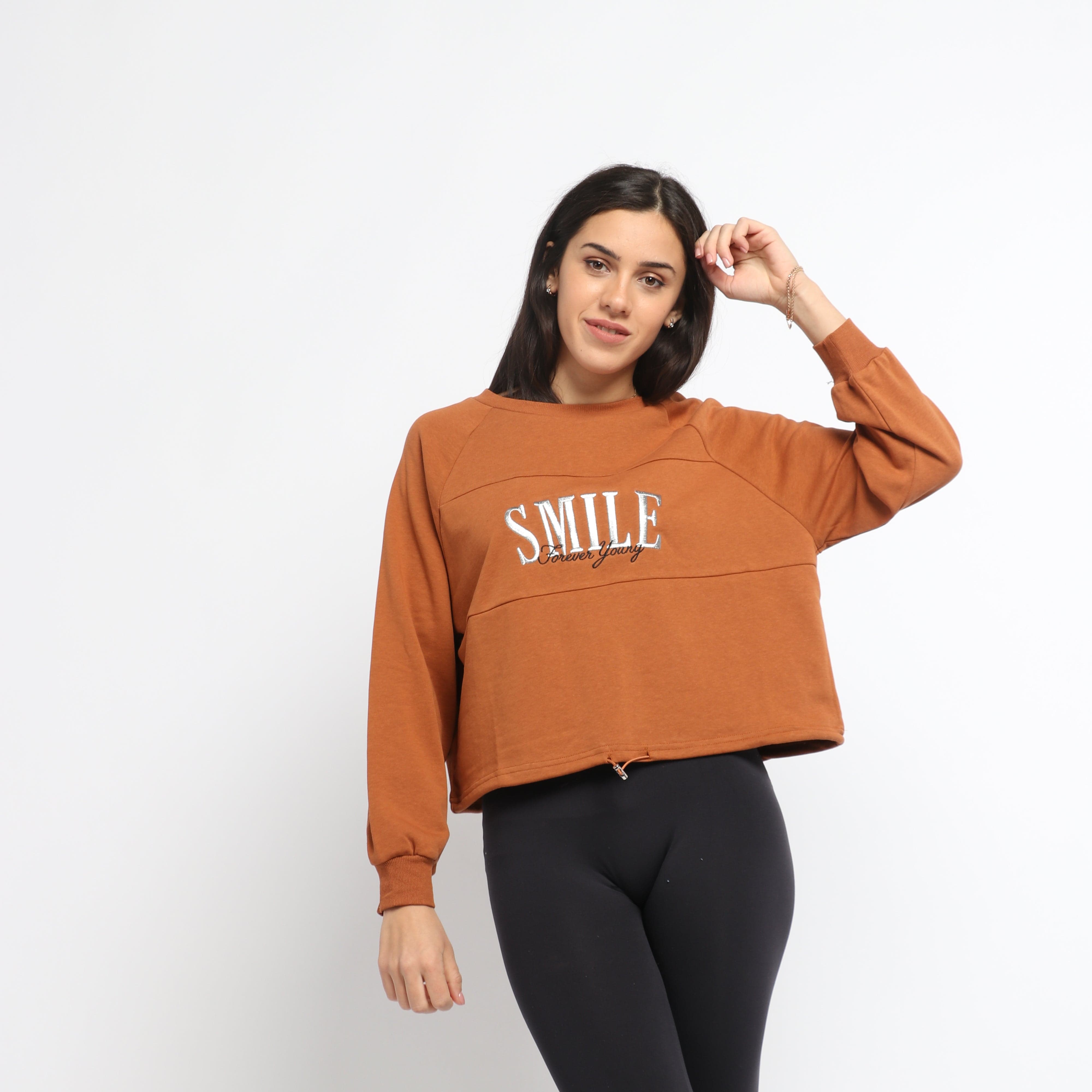 ميكا بلوزة قصييرة بأكمام طويلة بطبعة على الصدر