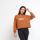 ميكا بلوزة قصييرة بأكمام طويلة بطبعة على الصدر