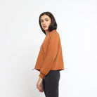 ميكا بلوزة قصييرة بأكمام طويلة بطبعة على الصدر