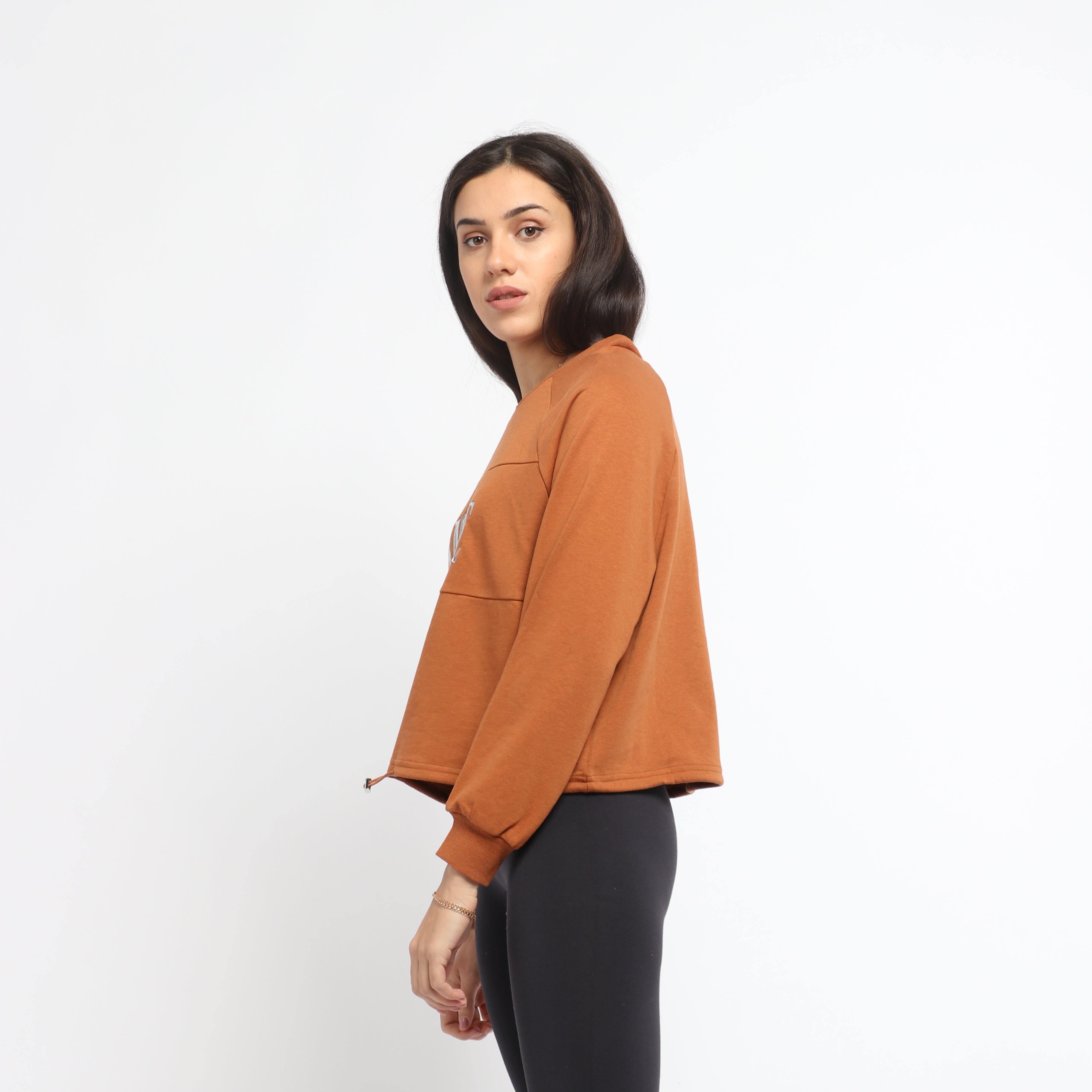 ميكا بلوزة قصييرة بأكمام طويلة بطبعة على الصدر