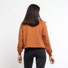 ميكا بلوزة قصييرة بأكمام طويلة بطبعة على الصدر