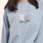 ميكا بلوزة قصييرة بأكمام طويلة بطبعة على الصدر