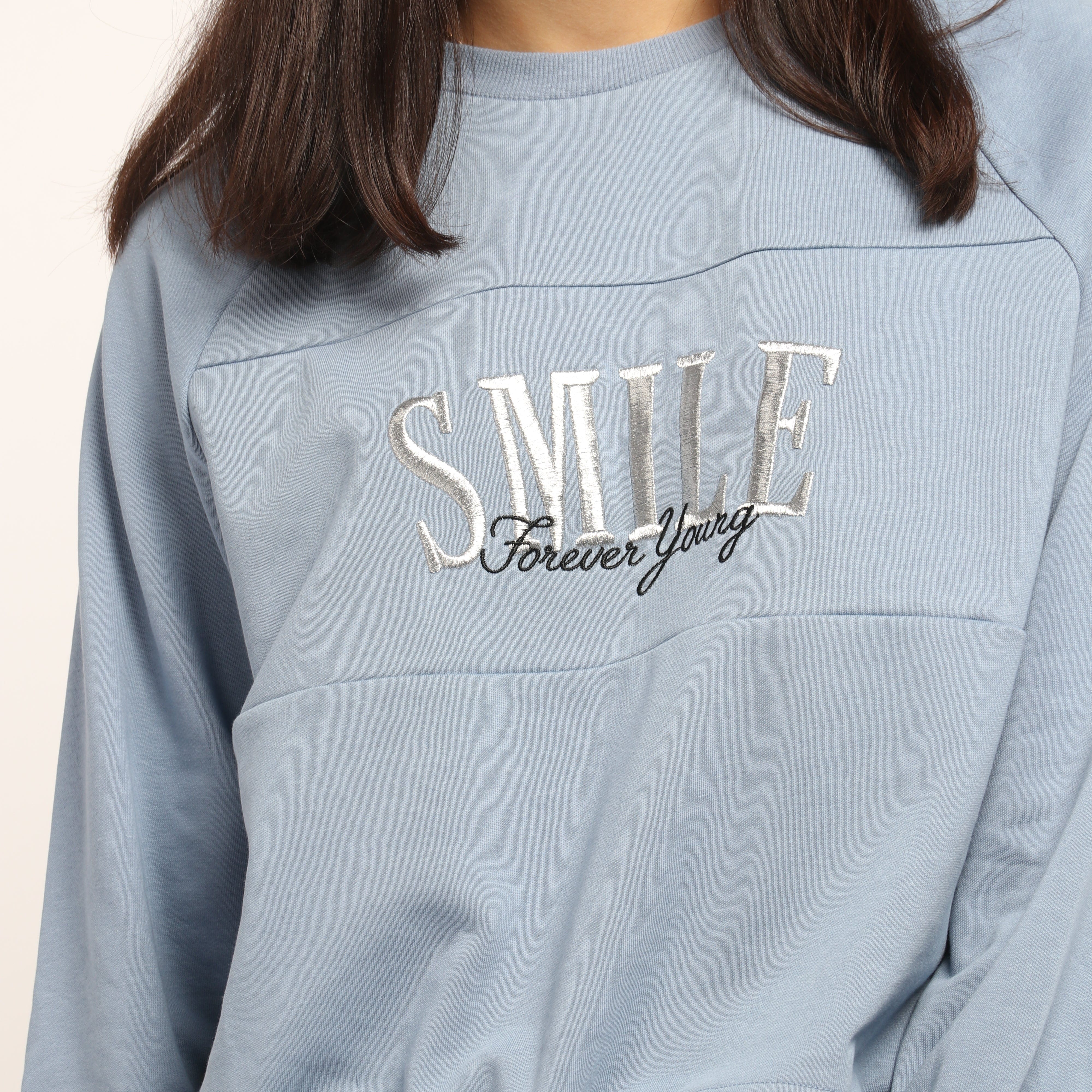 ميكا بلوزة قصييرة بأكمام طويلة بطبعة على الصدر