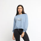 ميكا بلوزة قصييرة بأكمام طويلة بطبعة على الصدر