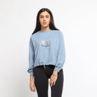 ميكا بلوزة قصييرة بأكمام طويلة بطبعة على الصدر