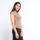 ميكا بلوزة بأكمام قصيرة مضلعة مفتوح من الصدر