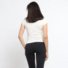 ميكا بلوزة بأكمام قصيرة مضلعة مفتوح من الصدر