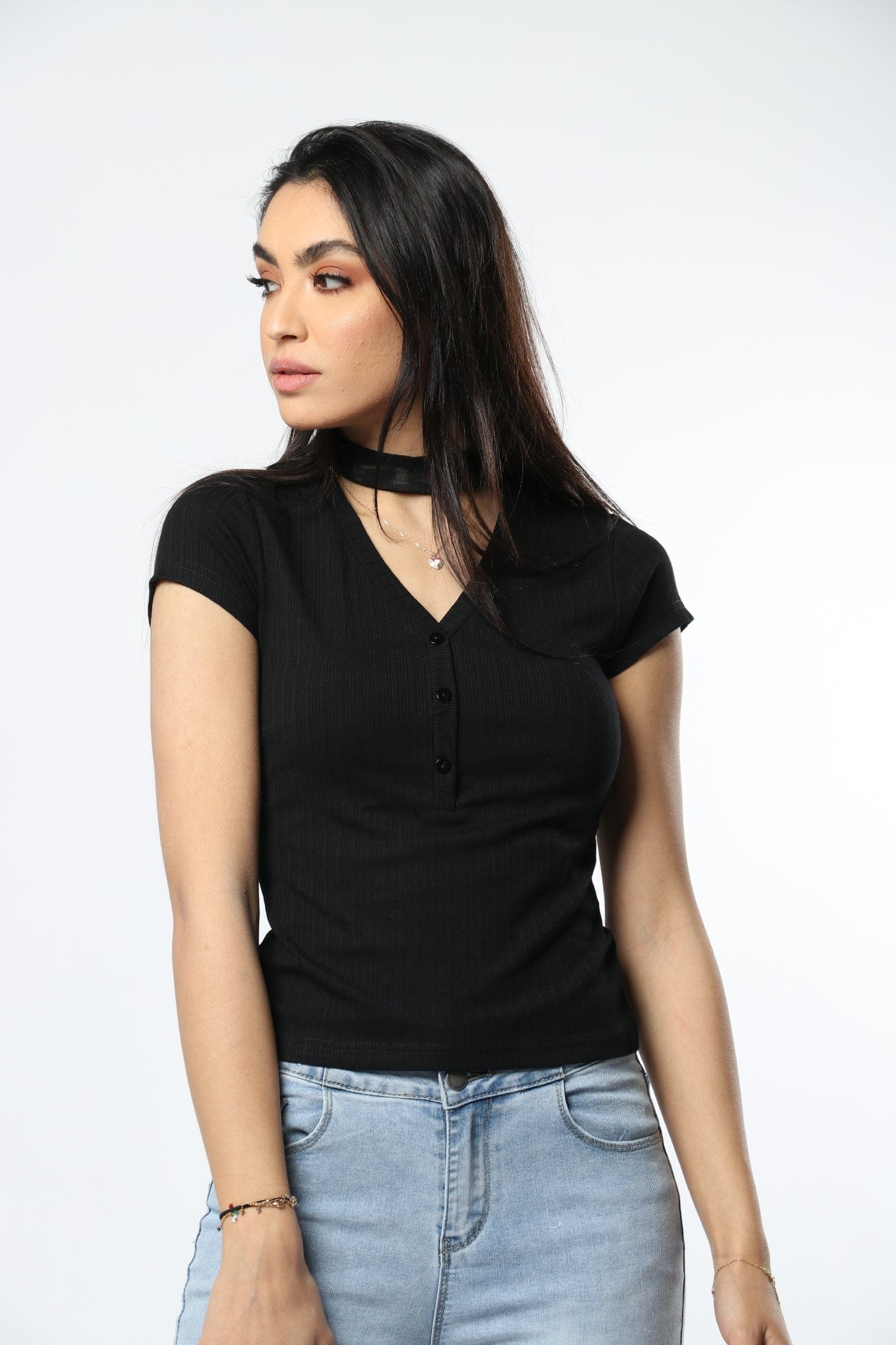 ميكا بلوزة بأزرار وفتحة صدر وكم قصير نسائي