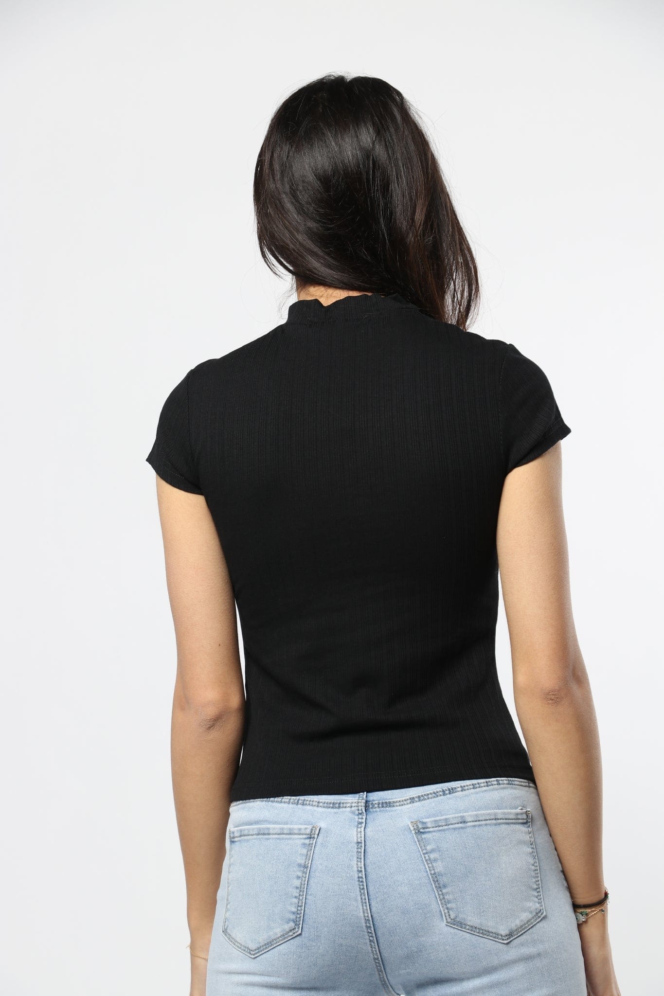 ميكا بلوزة بأزرار وفتحة صدر وكم قصير نسائي