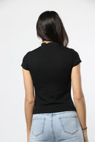 ميكا بلوزة بأزرار وفتحة صدر وكم قصير نسائي