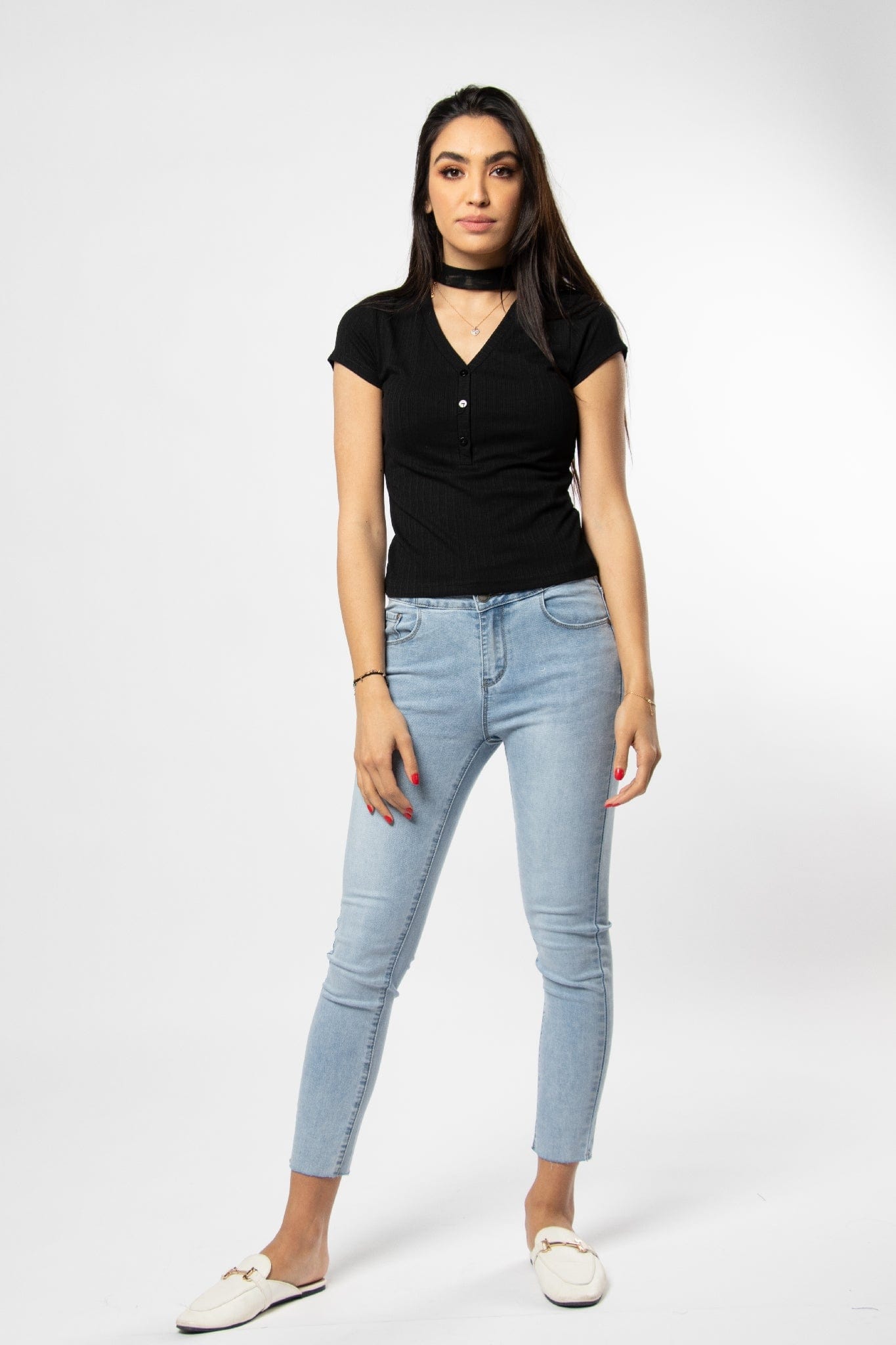 ميكا بلوزة بأزرار وفتحة صدر وكم قصير نسائي