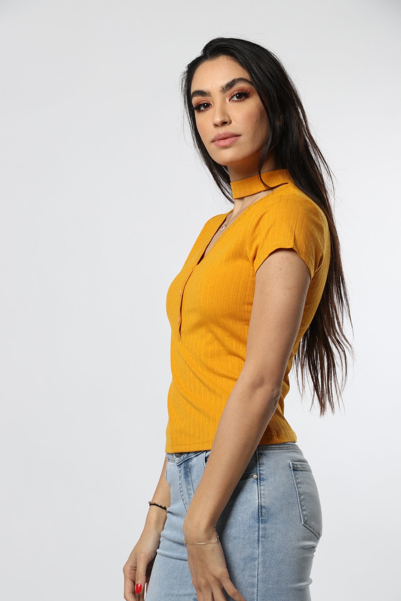 ميكا بلوزة بأزرار وفتحة صدر وكم قصير نسائي