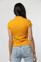 ميكا بلوزة بأزرار وفتحة صدر وكم قصير نسائي