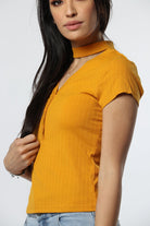 ميكا بلوزة بأزرار وفتحة صدر وكم قصير نسائي