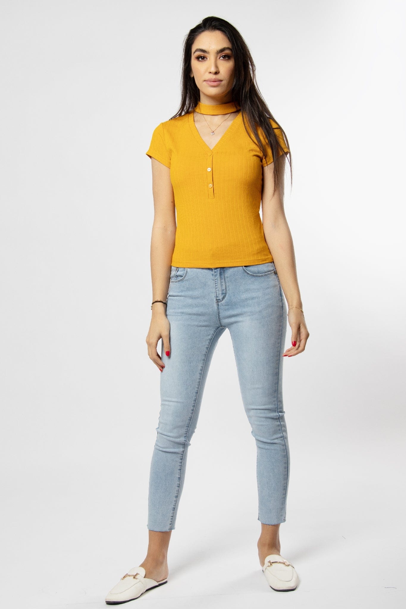 ميكا بلوزة بأزرار وفتحة صدر وكم قصير نسائي