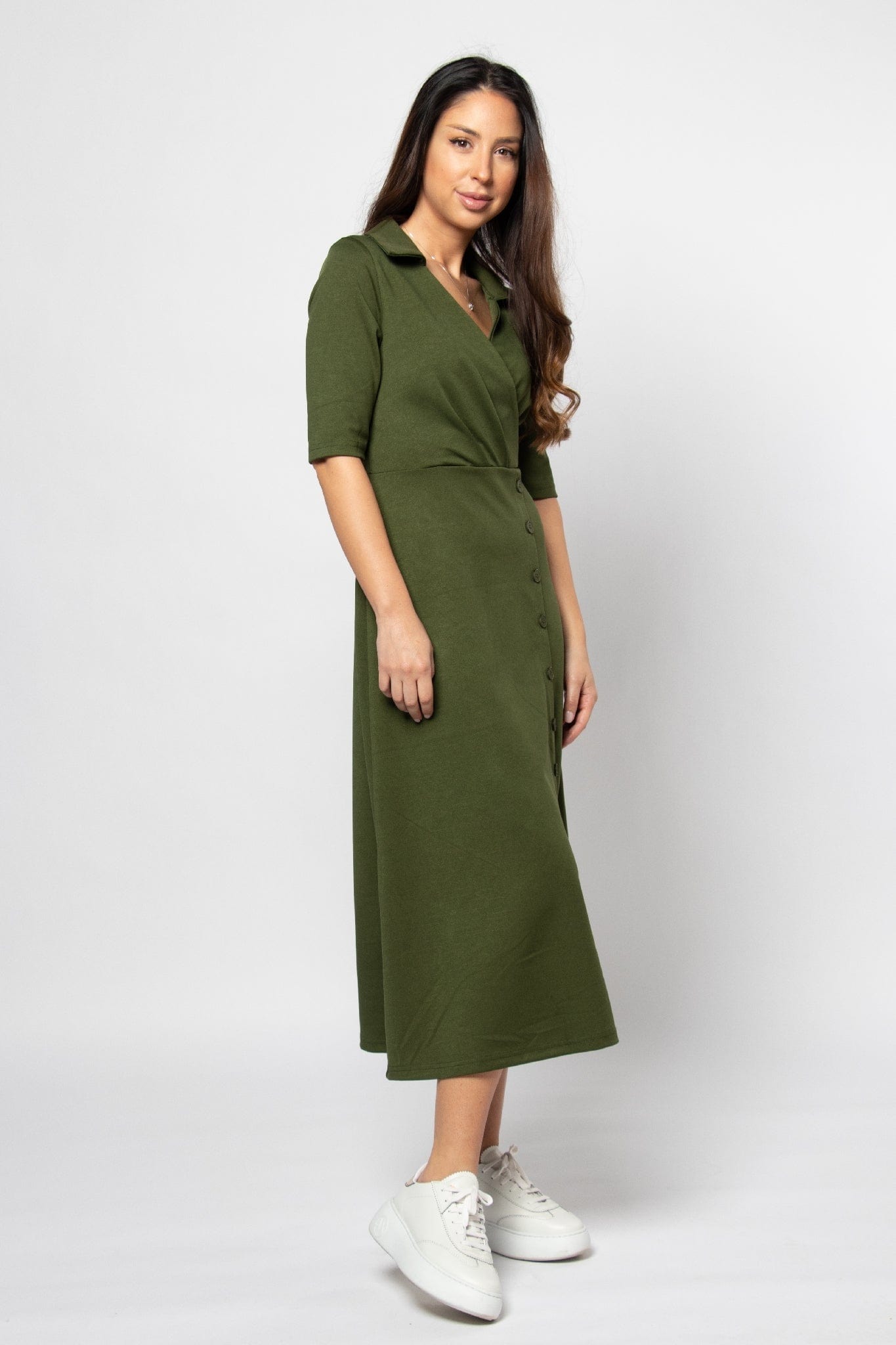 ميكا فستان ميدي بياقة وفتحة صدر V مزين بأزرار ببكم قصير