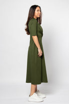 ميكا فستان ميدي بياقة وفتحة صدر V مزين بأزرار ببكم قصير