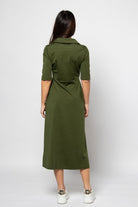 ميكا فستان ميدي بياقة وفتحة صدر V مزين بأزرار ببكم قصير