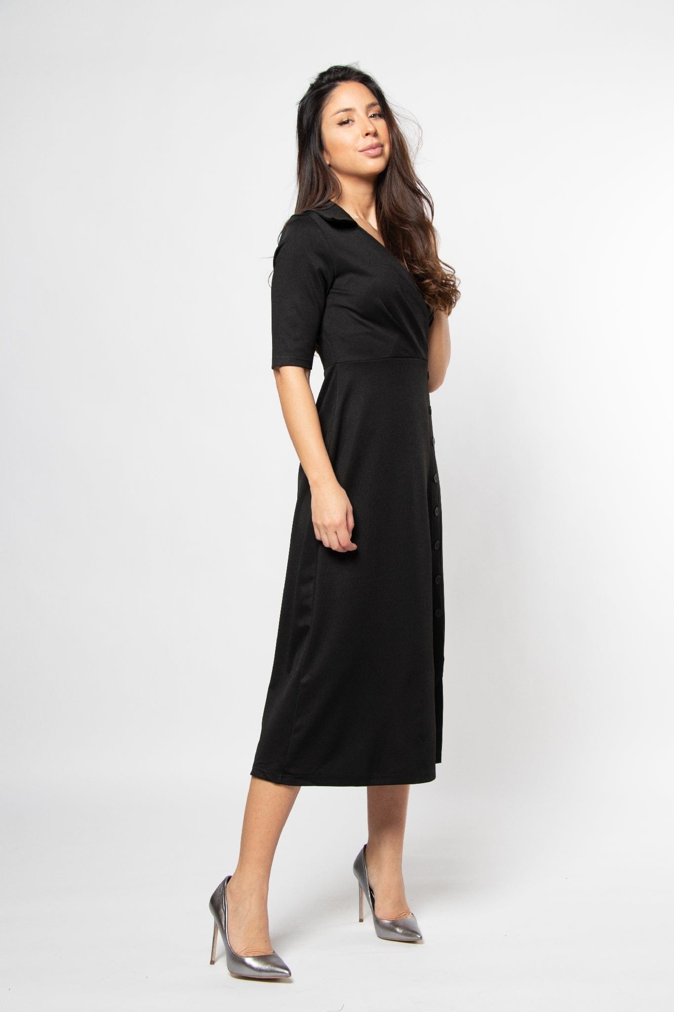 ميكا فستان ميدي بياقة وفتحة صدر V مزين بأزرار ببكم قصير