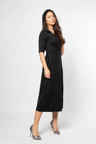 ميكا فستان ميدي بياقة وفتحة صدر V مزين بأزرار ببكم قصير