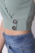 ميكا بلوزة قصيرة متداخلة بأزرار على الجانب كم قصير نسائي