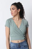 ميكا بلوزة قصيرة متداخلة بأزرار على الجانب كم قصير نسائي