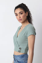 ميكا بلوزة قصيرة متداخلة بأزرار على الجانب كم قصير نسائي