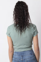 ميكا بلوزة قصيرة متداخلة بأزرار على الجانب كم قصير نسائي