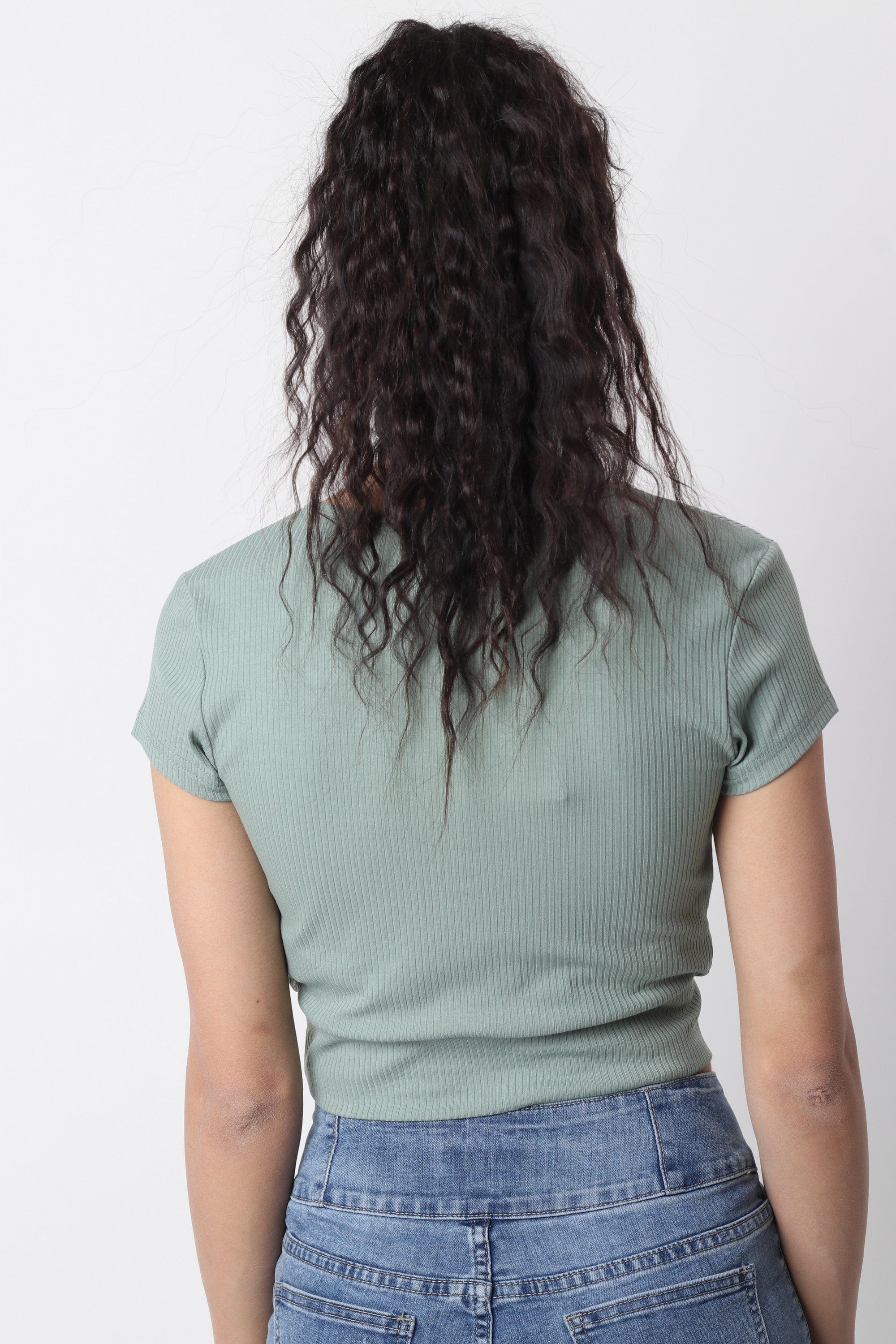 ميكا بلوزة قصيرة متداخلة بأزرار على الجانب كم قصير نسائي