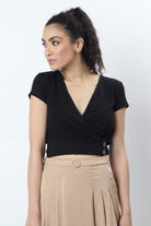 ميكا بلوزة قصيرة متداخلة بأزرار على الجانب كم قصير نسائي