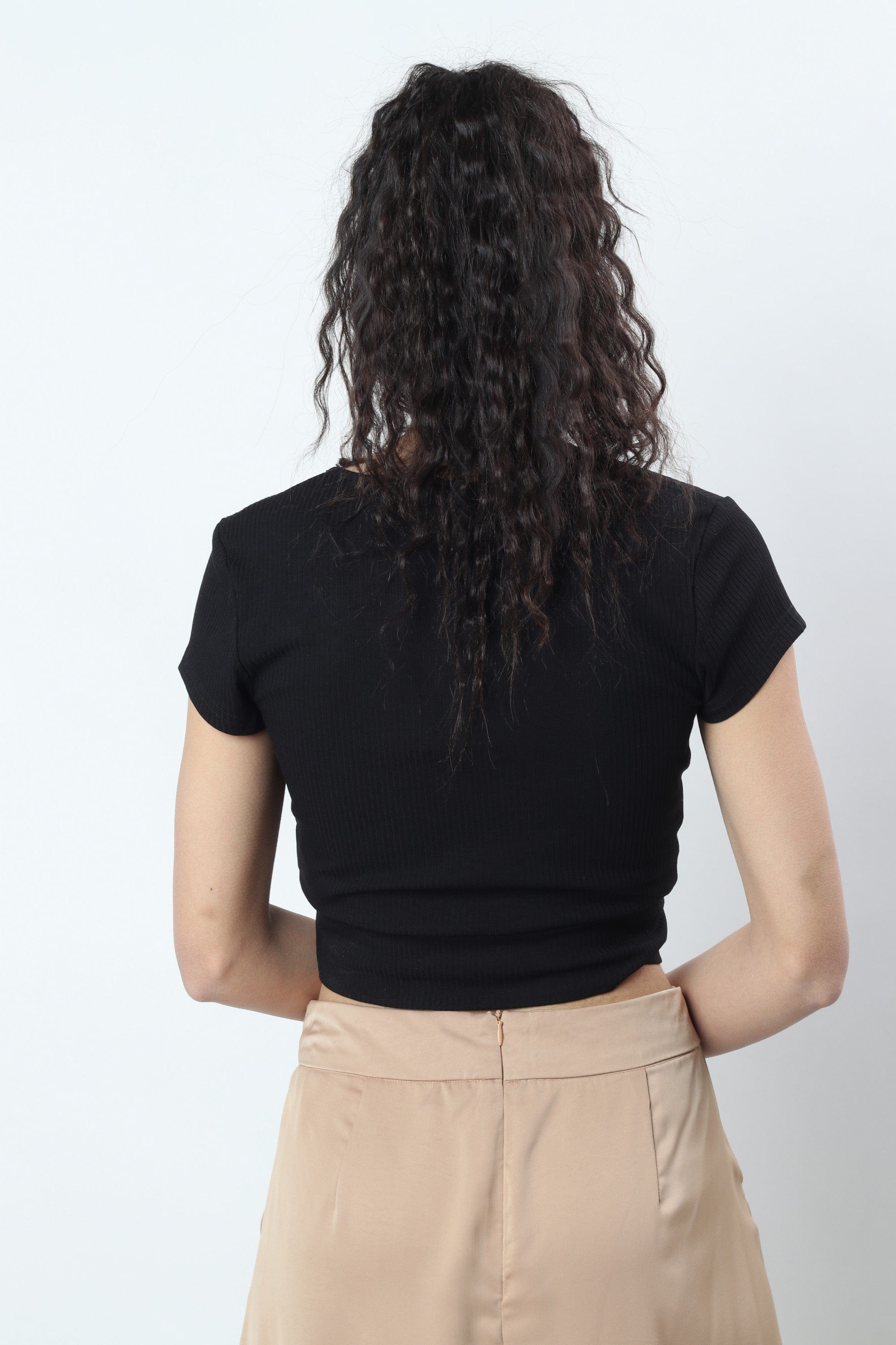 ميكا بلوزة قصيرة متداخلة بأزرار على الجانب كم قصير نسائي