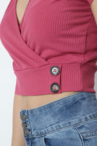 ميكا بلوزة قصيرة متداخلة بأزرار على الجانب كم قصير نسائي