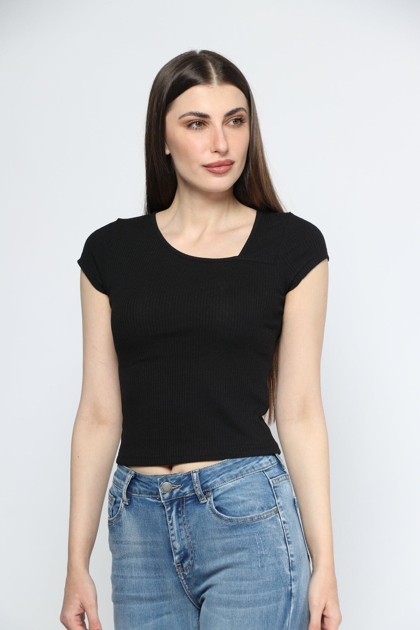 ميكا بلوزة ضيقة بأكمام قصيرة وفتحة جانبية نسائية