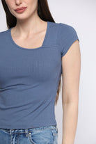 ميكا بلوزة ضيقة بأكمام قصيرة وفتحة جانبية نسائية