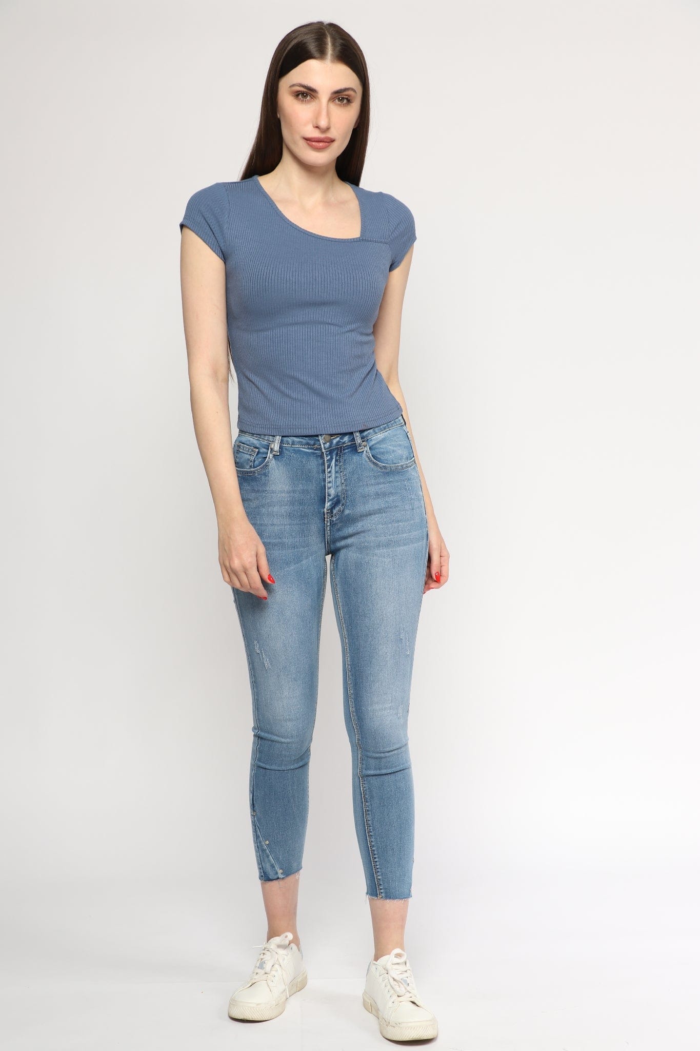 ميكا بلوزة ضيقة بأكمام قصيرة وفتحة جانبية نسائية