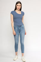 ميكا بلوزة ضيقة بأكمام قصيرة وفتحة جانبية نسائية