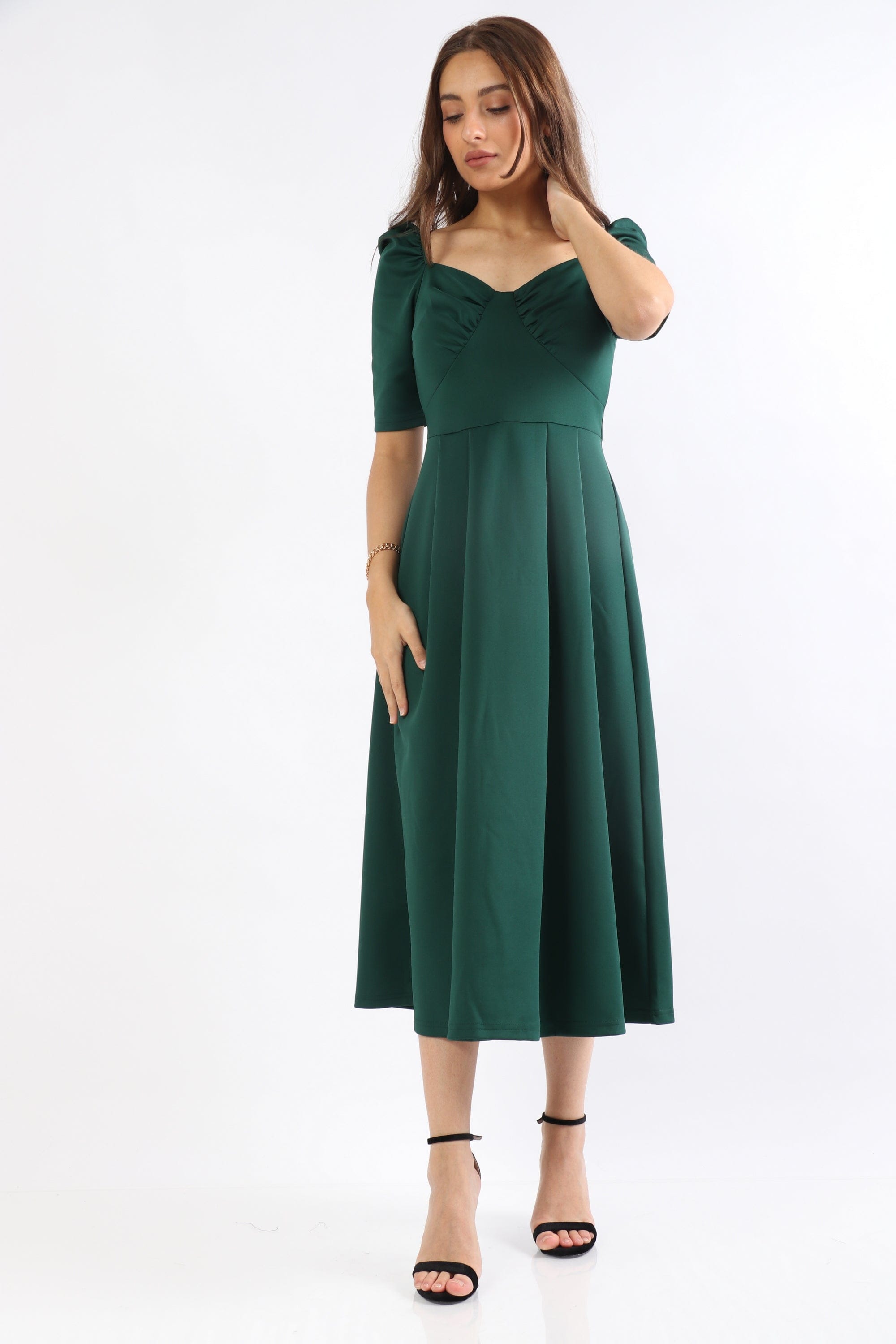 ميكا فستان ميدي سادة كلاسيك بكم قصير