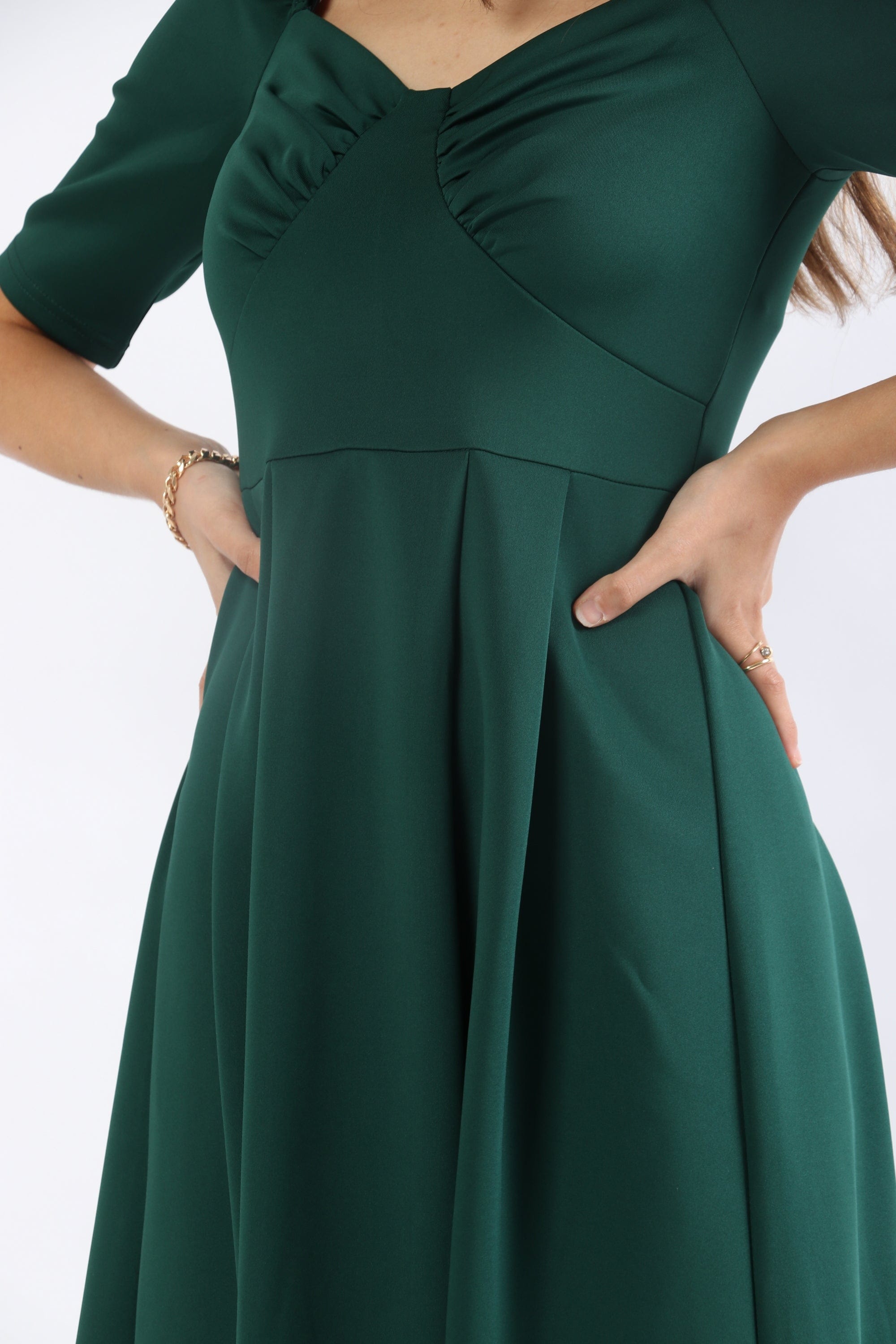 ميكا فستان ميدي سادة كلاسيك بكم قصير